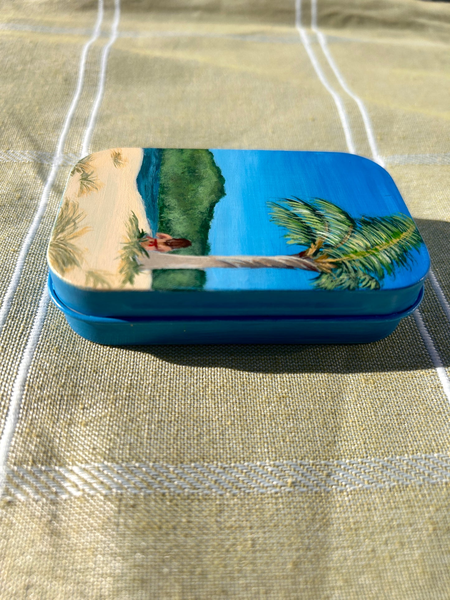 Summer in a tin : beach